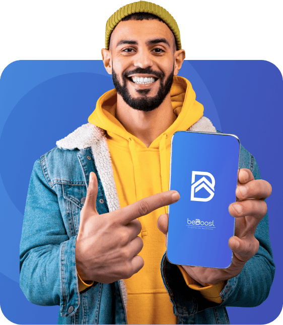 Homem com celular na mão com o app da beBoost